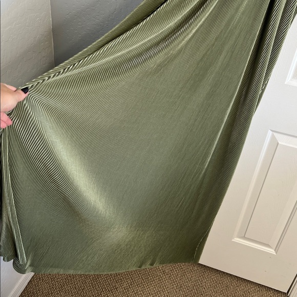 BalticBorn Athena Pleated Maxi Dress sage green size medium - Picture 5 of 9